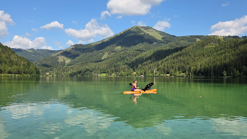 mit hund coffee am SUP am Erlaufsee Hundestrand