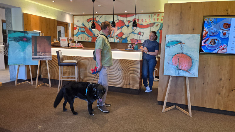 Rezeption des JO Seehotels in Pörtschach mit Hund