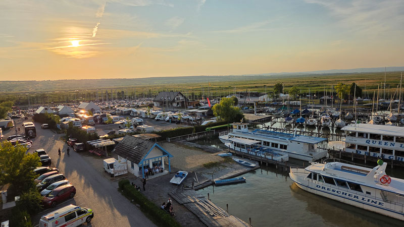 sonnenuntergang bei la cage aux folles , käfig voller narren in mörbisch seebühne