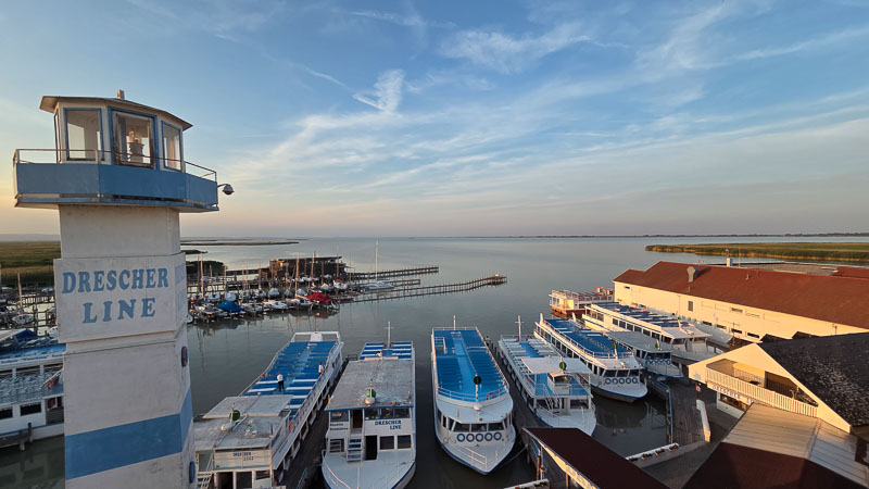 neusiedlersee ausblick bei mörbisch seebühne premiere la cage aux folles