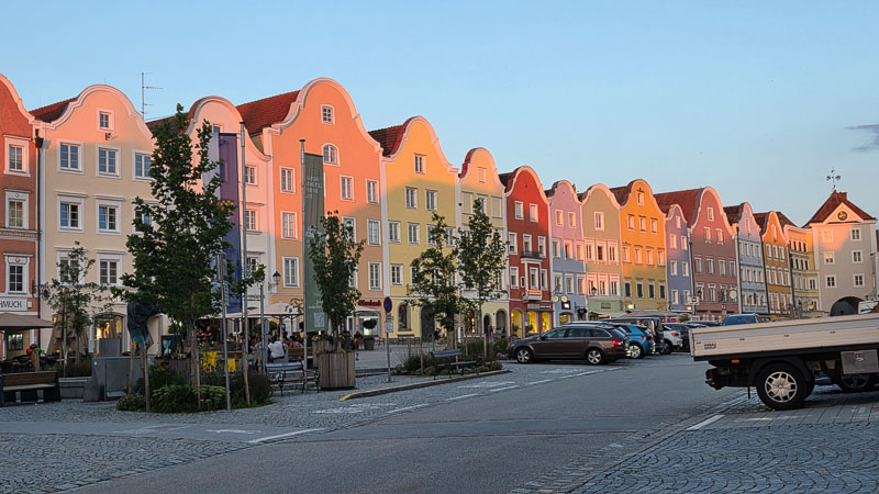 silberzeile schärding in der abendsonne
