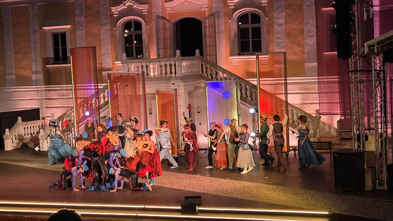 großes ensemble hello dolly langenlois