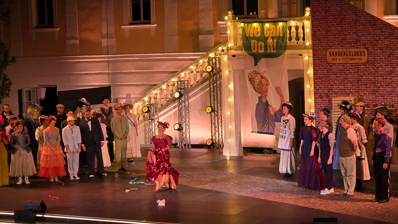 cornelia horak als hello dolly