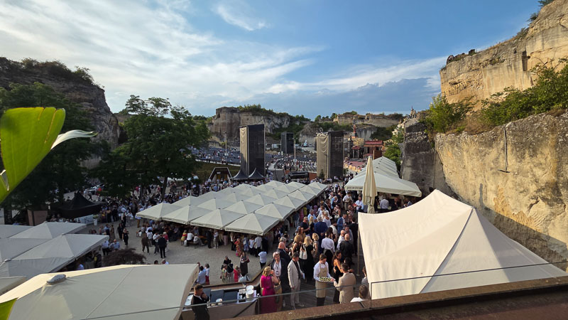 blick von oben auf die oper im steinbruch