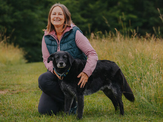 Angelika Mandler-Saul mit Hund Coffee, wiederunterwegs, Foto: footprints