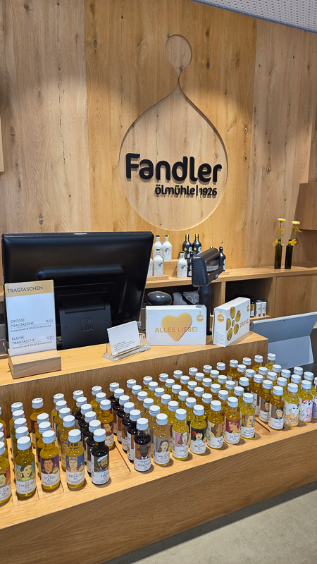 Öle verkosten bei Fandler Ölmühle