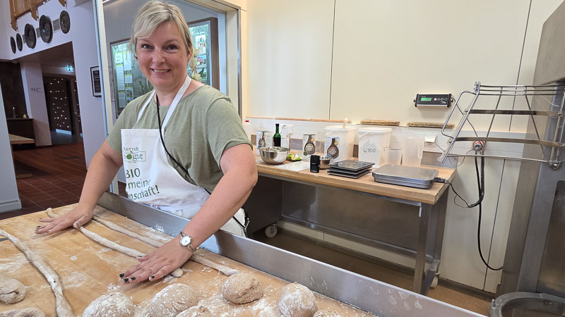 anita arneitz beim brezel machen