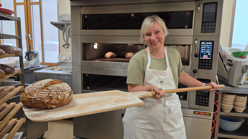 das frische brot aus dem ofen holen