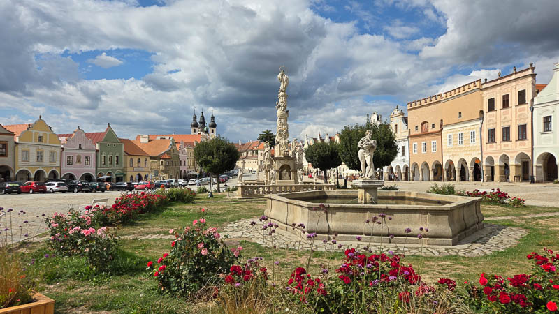 Telč mit mariensäule und brunnen UNESCO