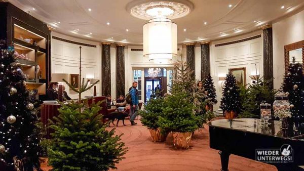 die ovale lobby im hotel bristol im winter