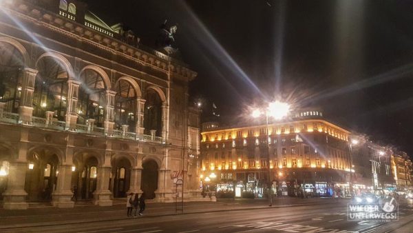 staatsoper und bristol abends in wien