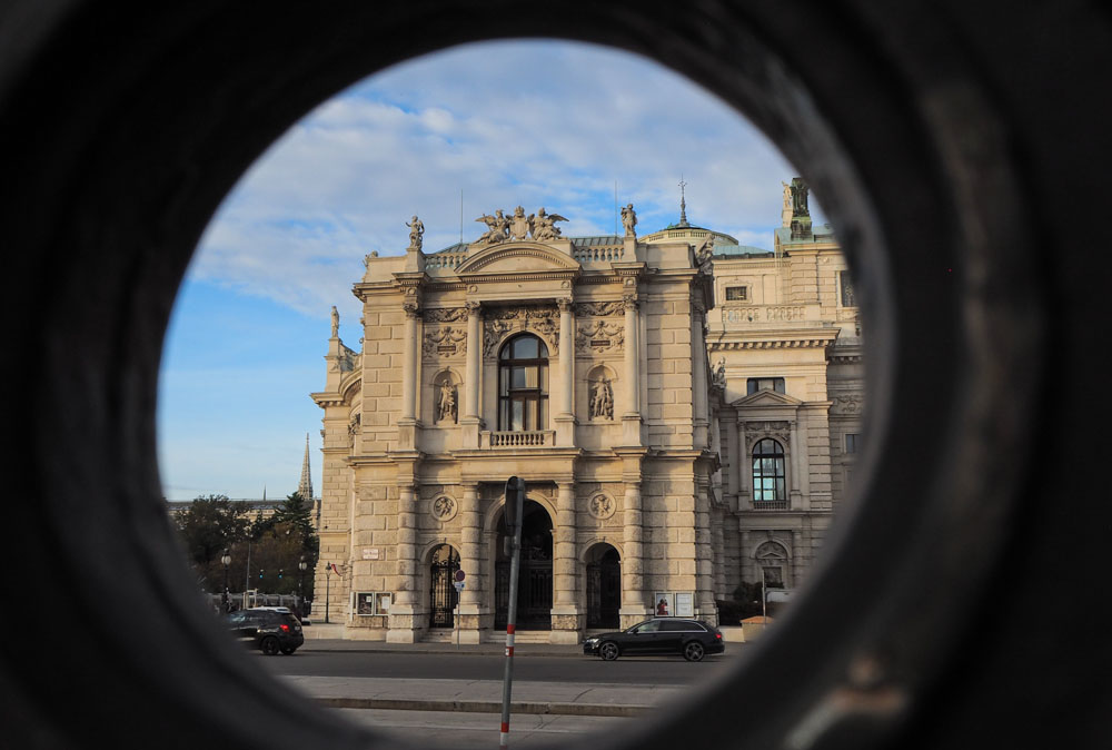 Burgtheater vom Volksgarten aus vor der Führung durch das Theater