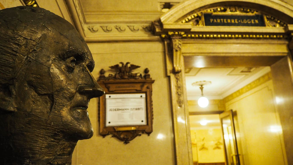 Burgtheater Johann Nestroy im gang vor der führung