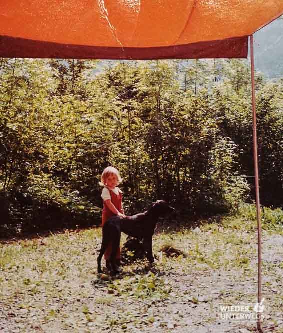 Camping History im  zelt in den 1970er jahren mit hund in österreich