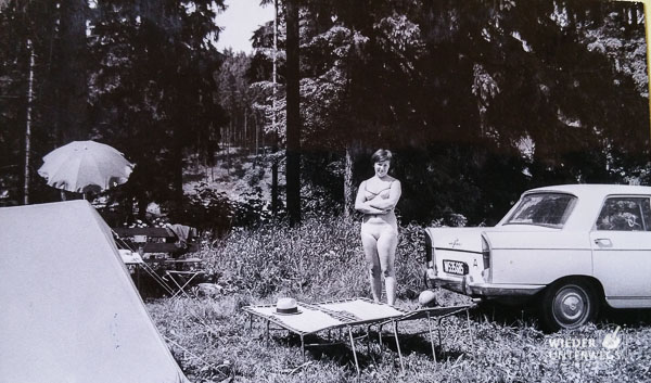 Camping in den 1960er jahren in österreich mit zelt und auto
