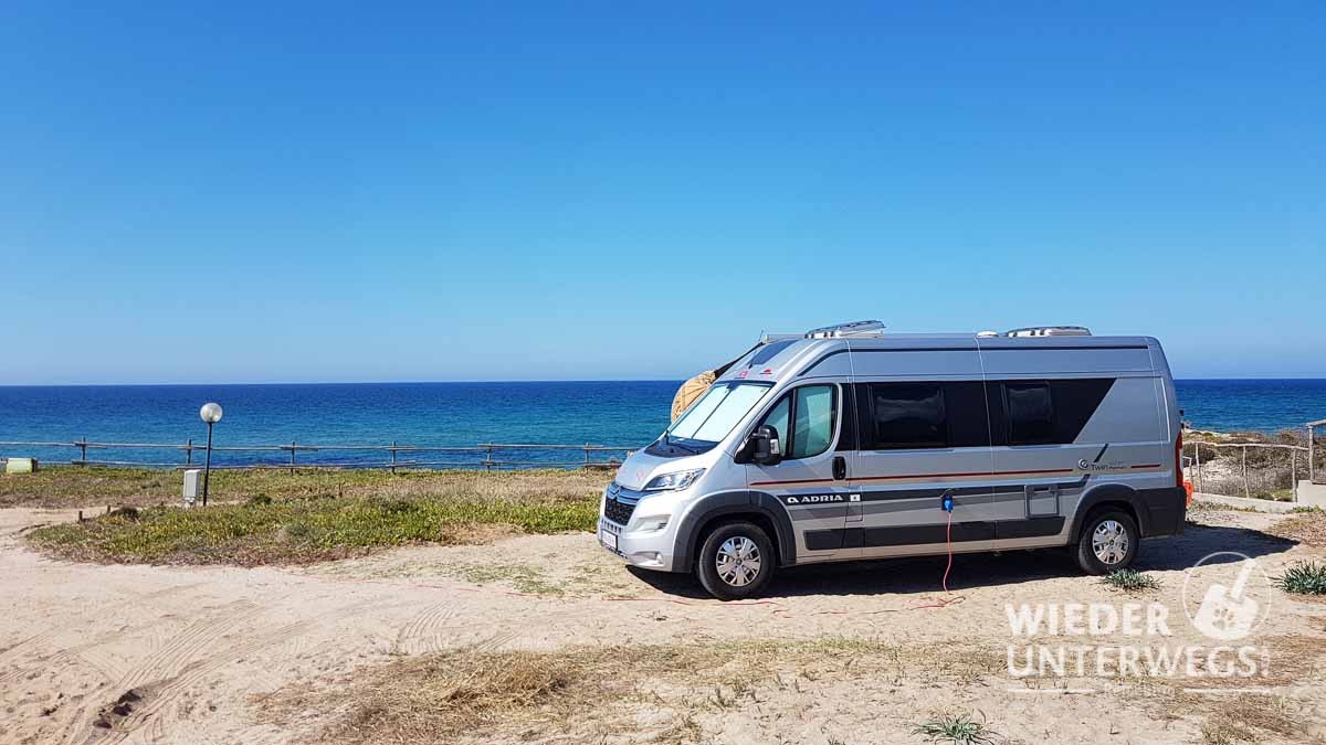 Campingplätze Sardinien gemieteter Kastenwagen am Strand