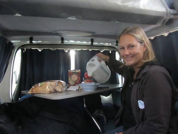 campervan frau frühstück australien