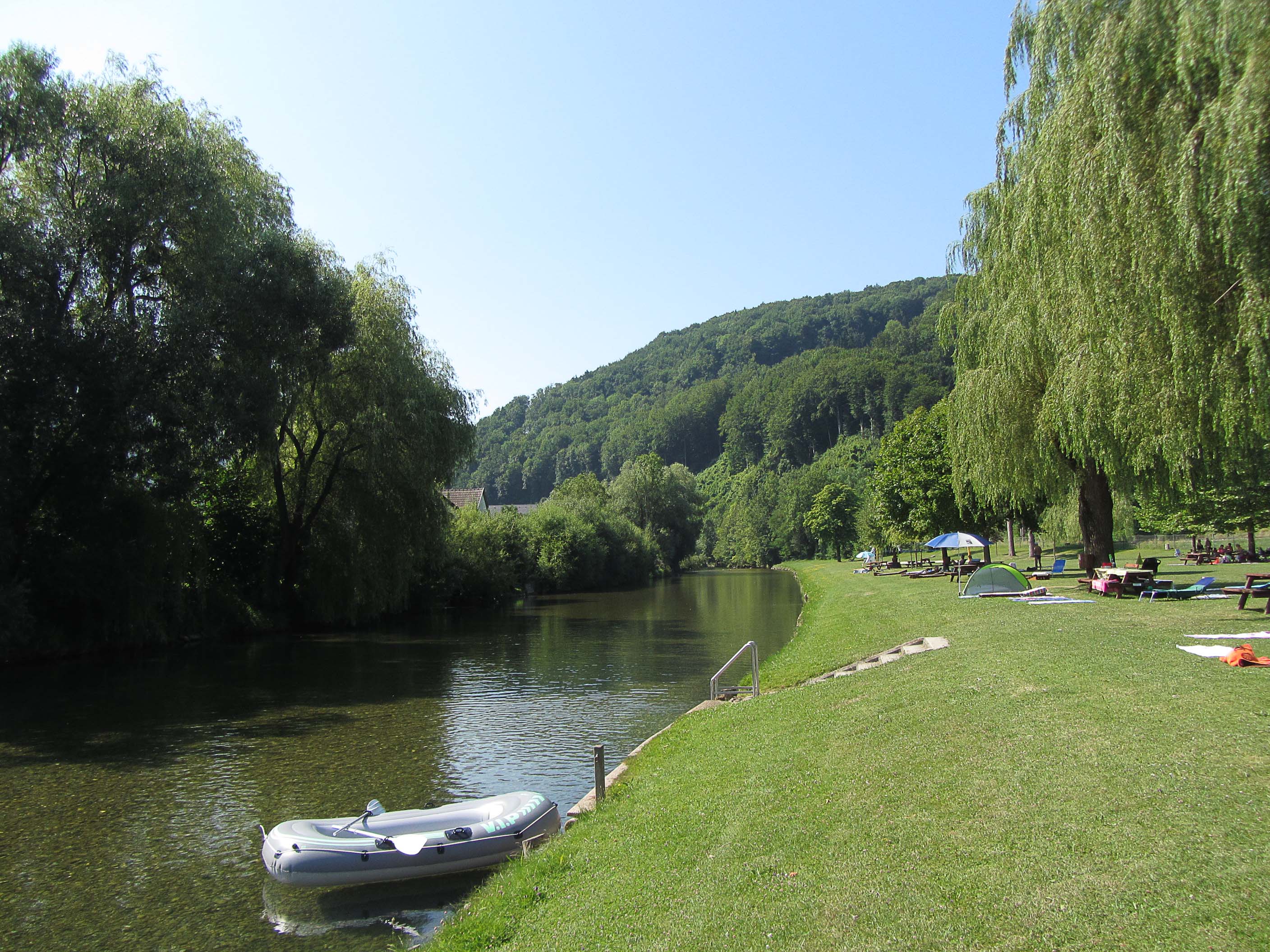 Plantschen und Wassertreten in der Pielach im Flussbad