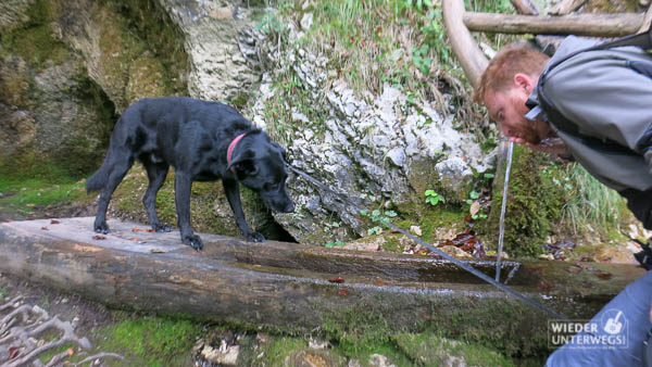 wasser trinken beim wandern