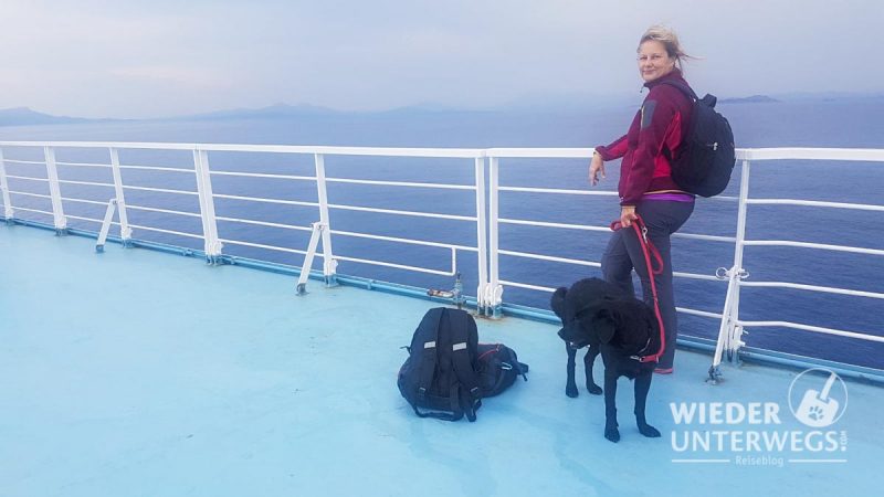 Auf der Fähre nach Sardinien an deck mit Hund