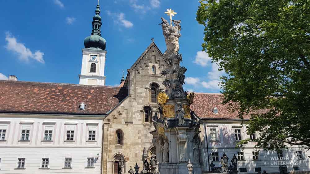 innenhof stift heiligenkreuz bei sonne