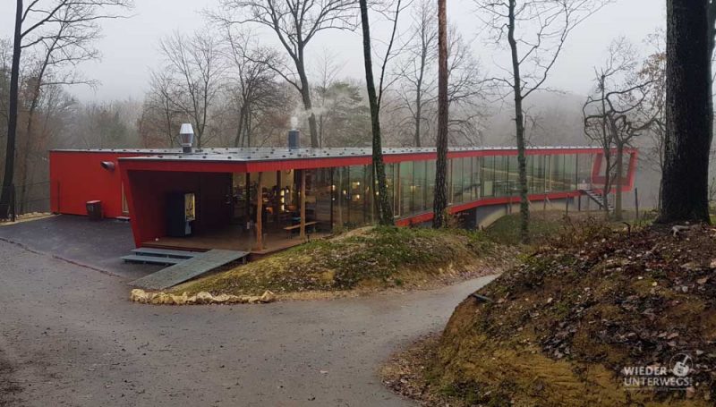 GEbäude ERnstbrunn wildpark im herbst nebel