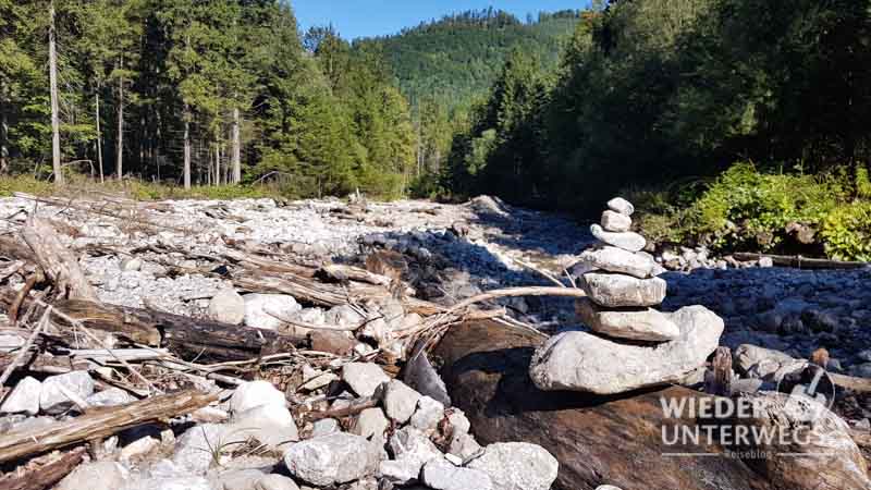 Waldness am fluss mit steinmandl