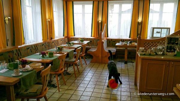 Ein Frisbee beim Frühstück. Urlaub mit Hund in der Residenz Gruber in Gastein